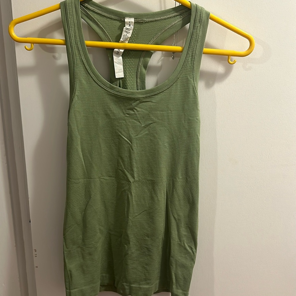 Brand new never worn lululemon tank top